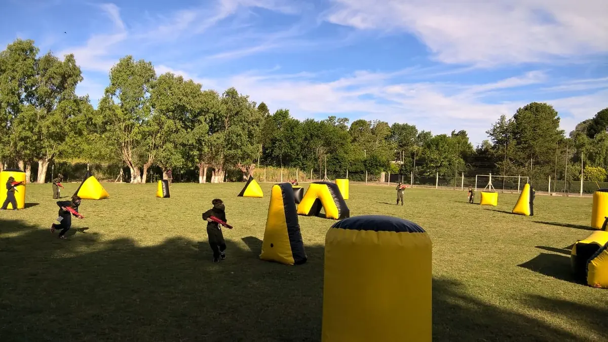 La cancha de obstáculos inflables amarillos y negros armada en un parque