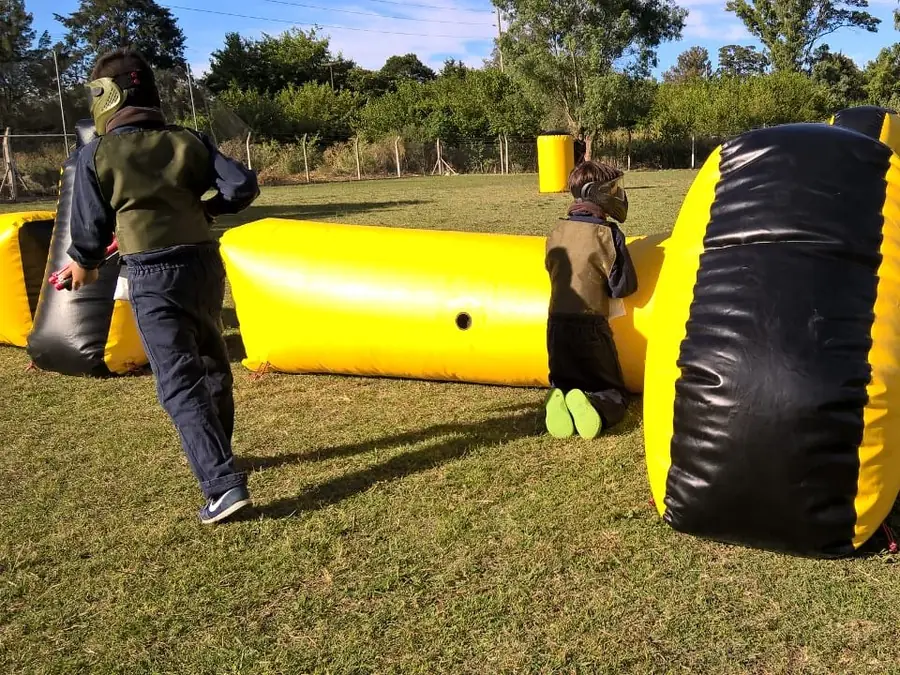 Jugadores entre los inflables amarillos de la cancha armada en un parque