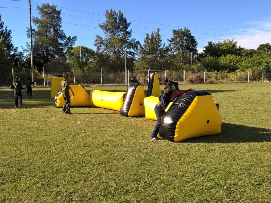 La cancha de obstáculos inflables amarillos armada en el parque de una casa