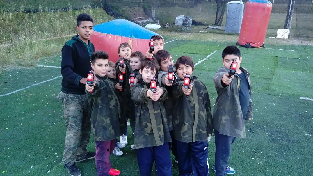 Chicos posan con sus marcadoras láser antes de empezar el juego