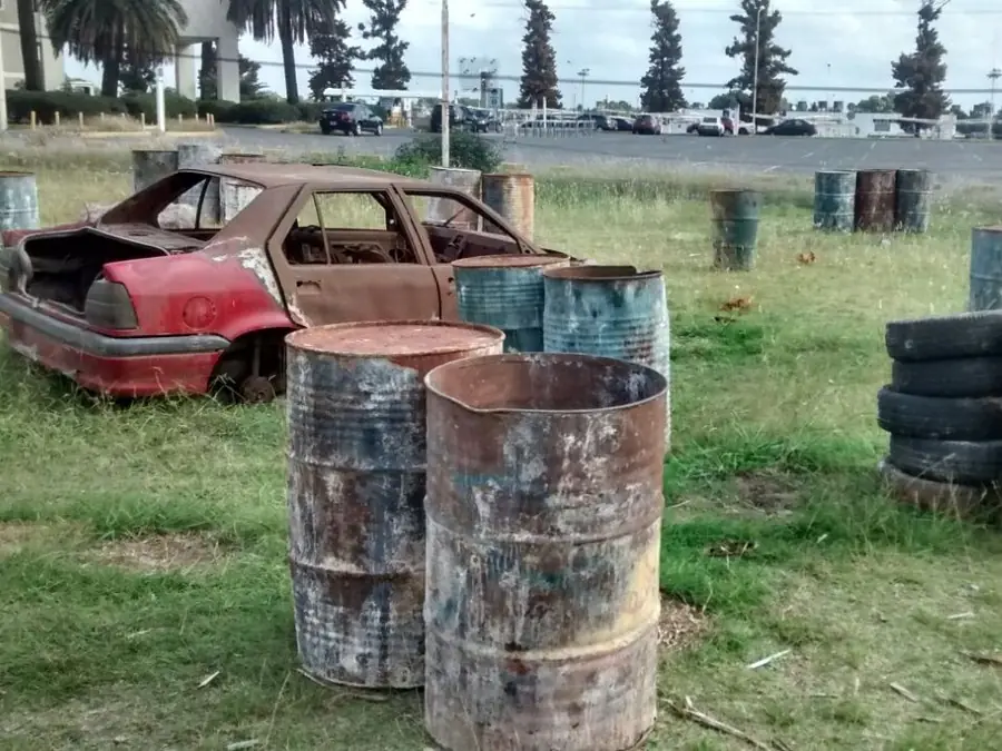 Escenario Recon del campo de La Tablada, con un auto entre barriles