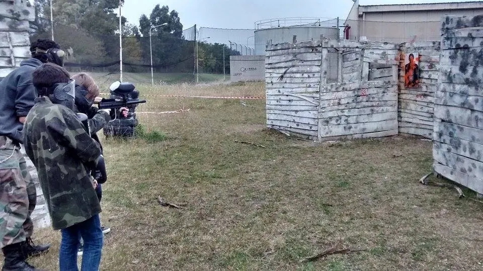 Chicos con máscaras apuntan a los blancos en el escenario Favela