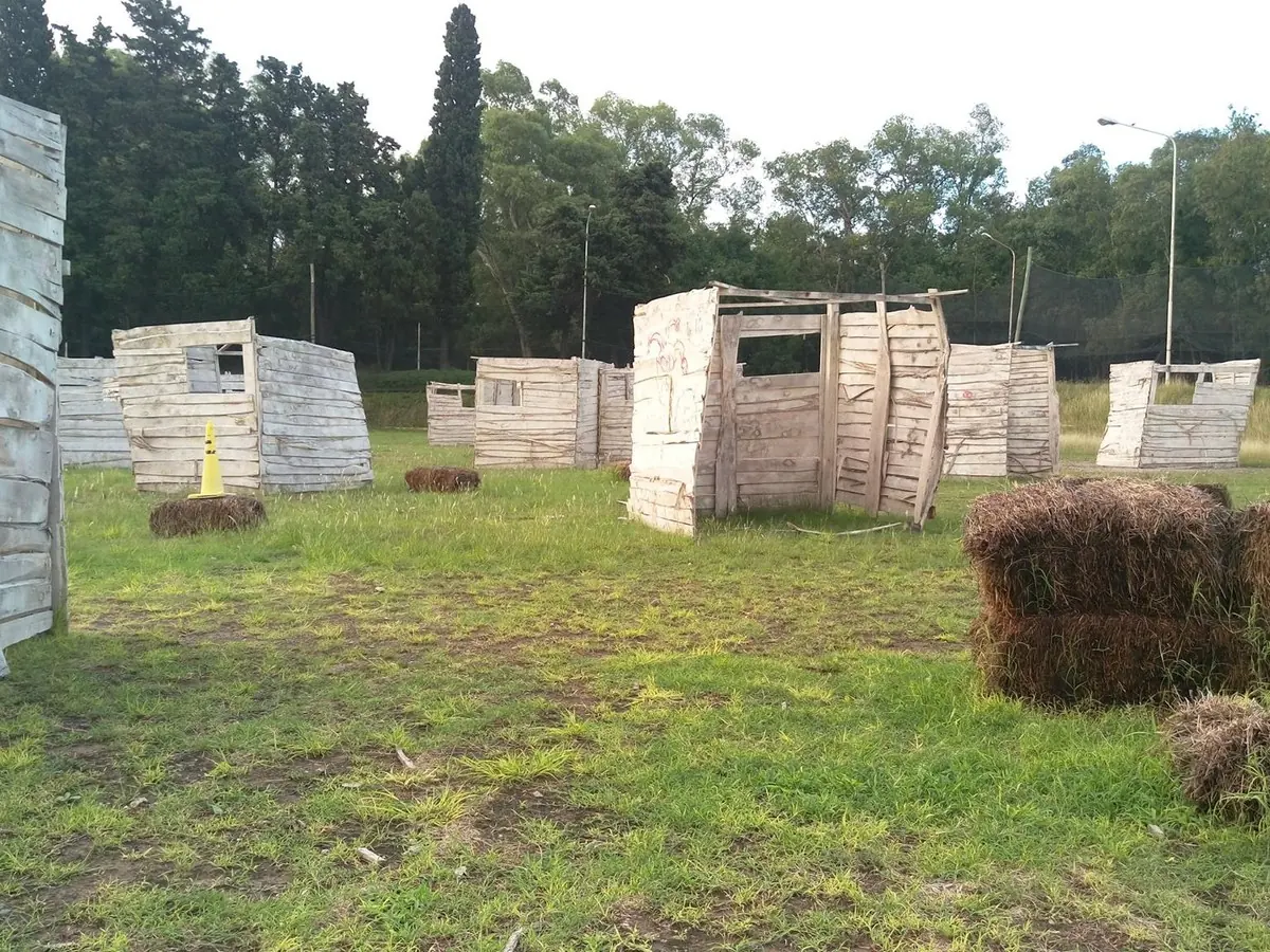 Casillas de madera del escenario Favela con fardos de pasto