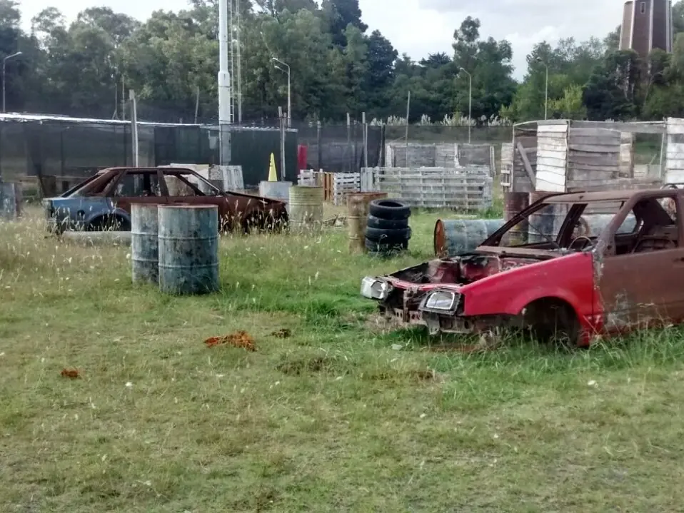 Escenario Recon del campo de La Tablada: un auto abandonado entre barriles y cubiertas