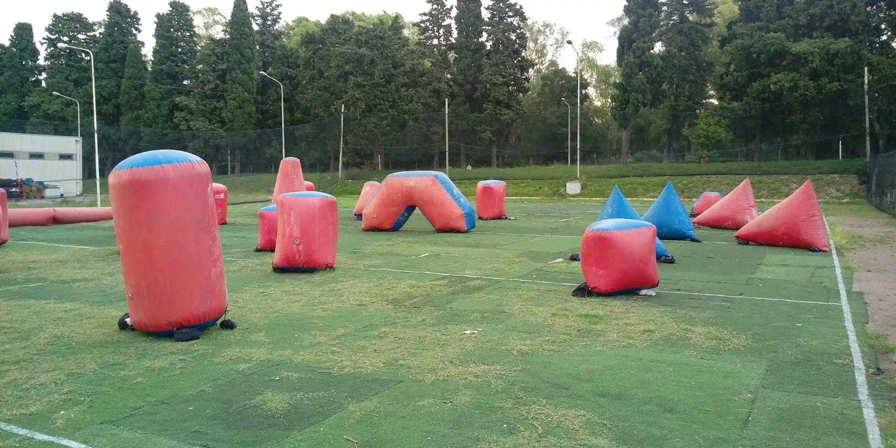 Escenario Speed del campo de La Tablada: obstáculos inflables rojos y azules sobre el césped